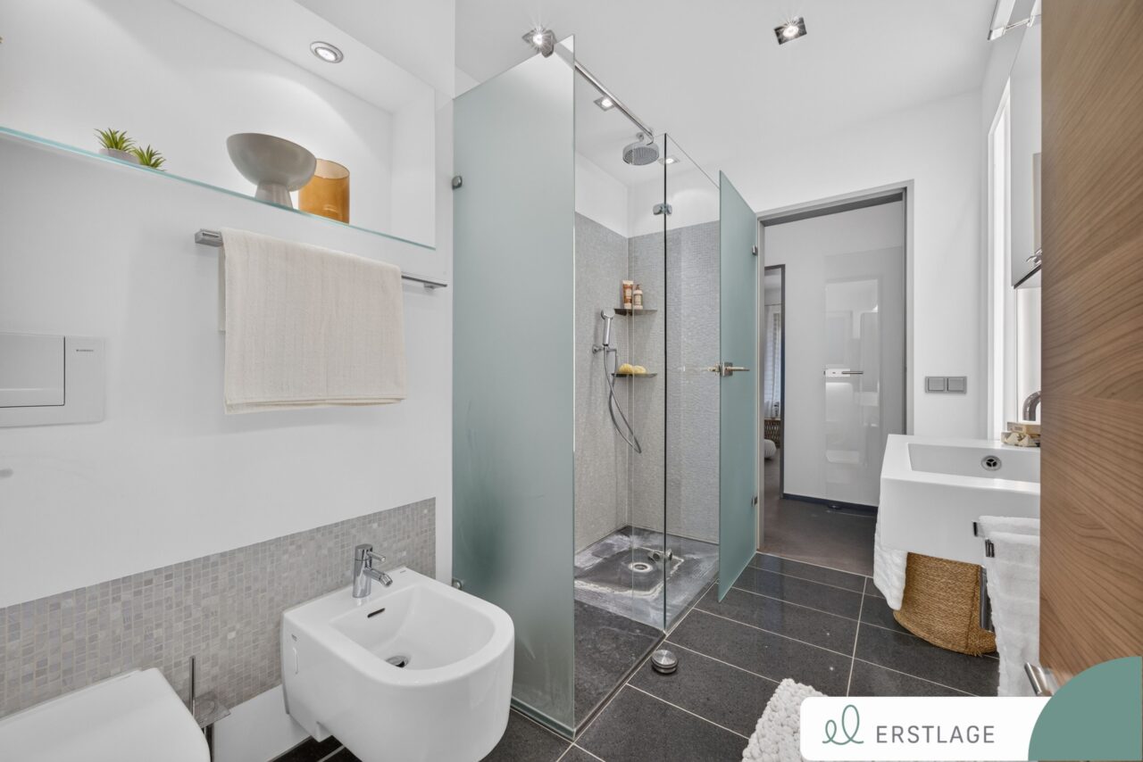 Badezimmer mit Dusche